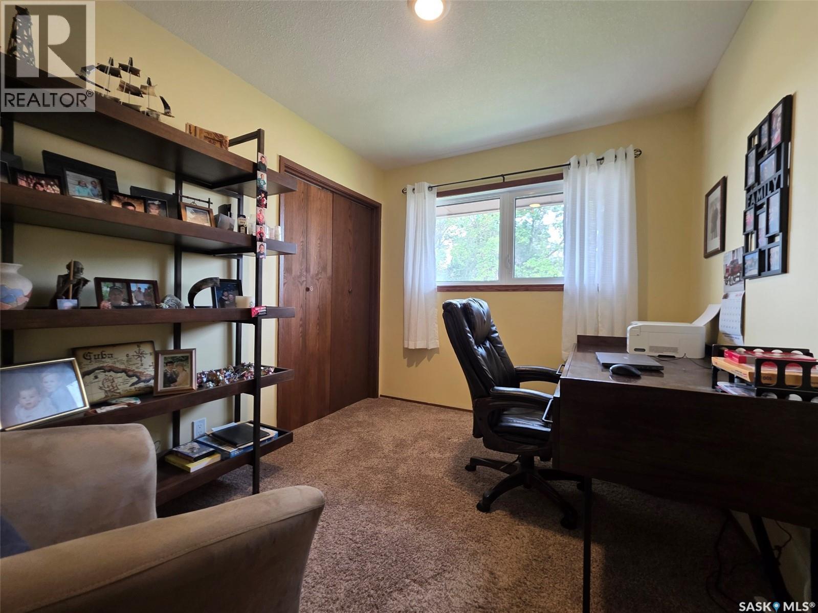 304 4Th Avenue Se, Swift Current, SK - Indoor Photo Showing Office