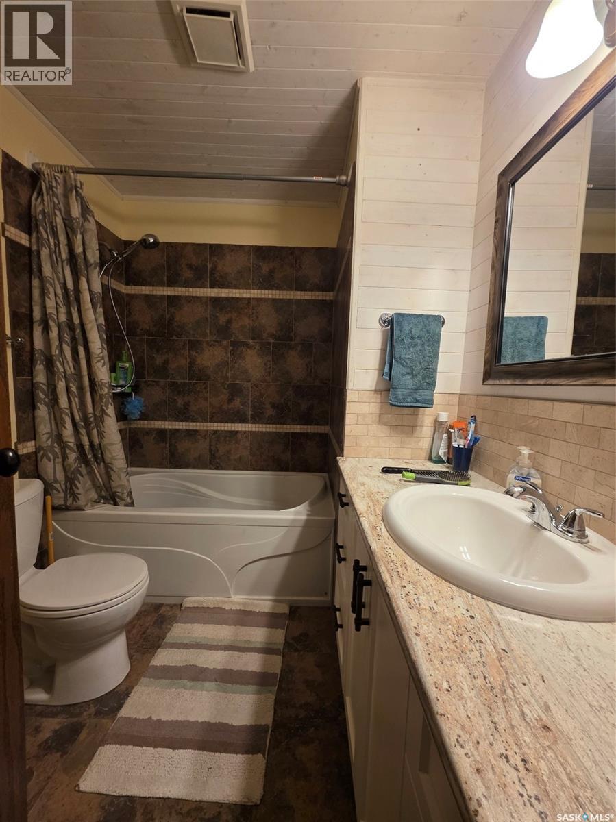 304 4Th Avenue Se, Swift Current, SK - Indoor Photo Showing Bathroom