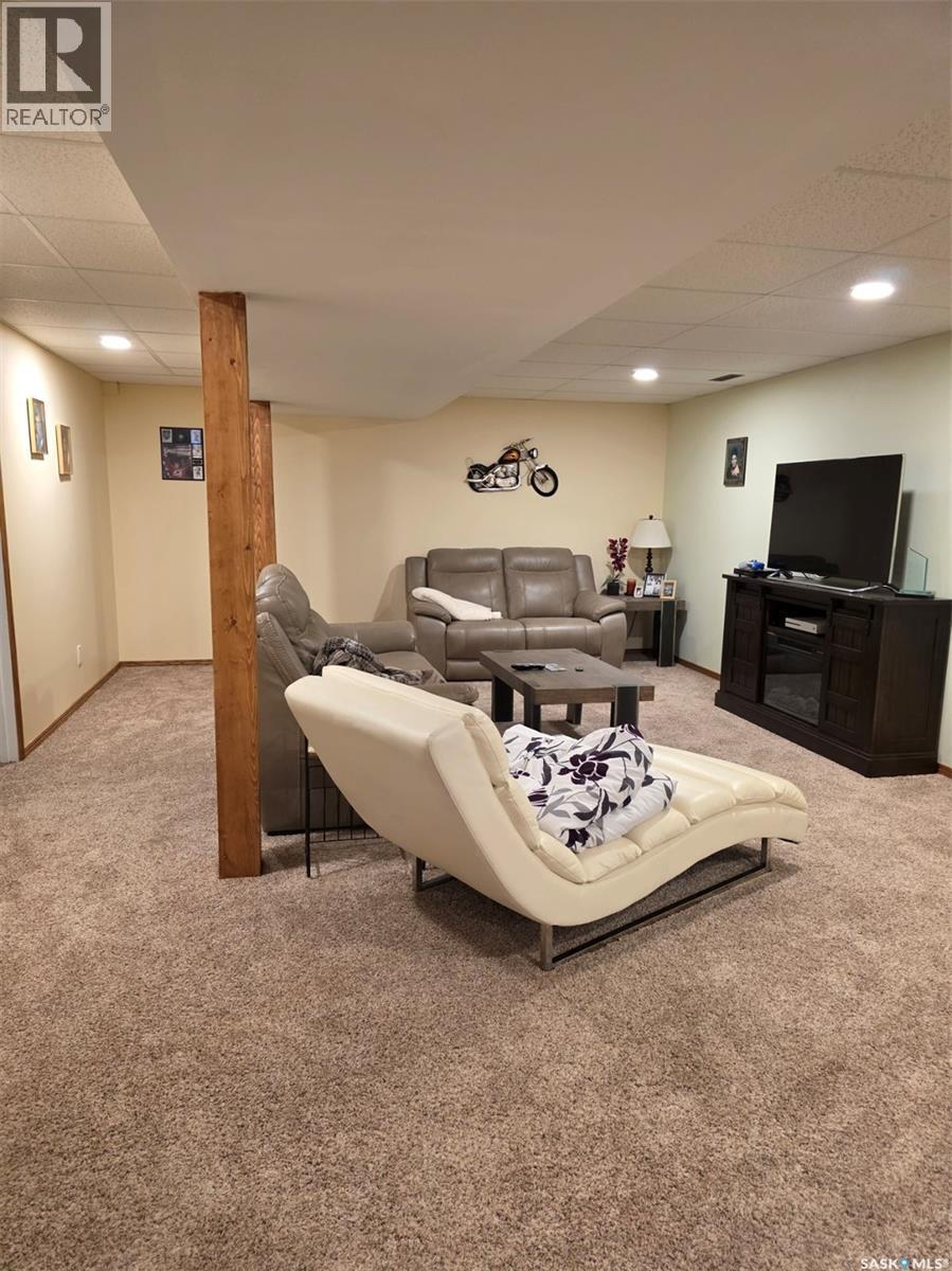 304 4Th Avenue Se, Swift Current, SK - Indoor Photo Showing Basement
