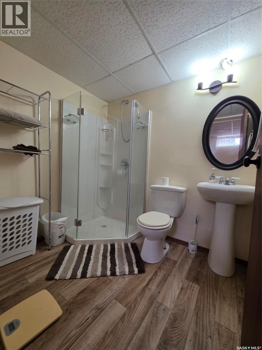 304 4Th Avenue Se, Swift Current, SK - Indoor Photo Showing Bathroom