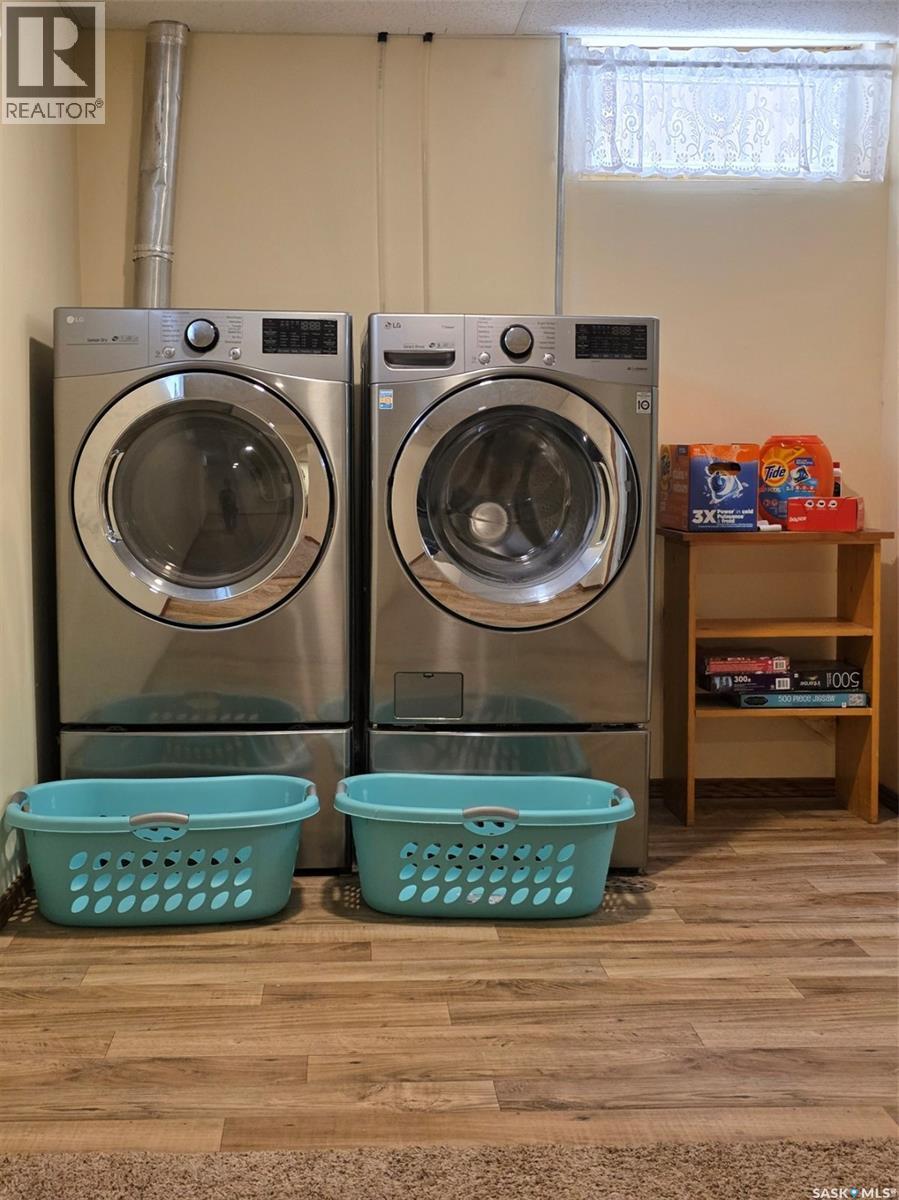 304 4Th Avenue Se, Swift Current, SK - Indoor Photo Showing Laundry Room