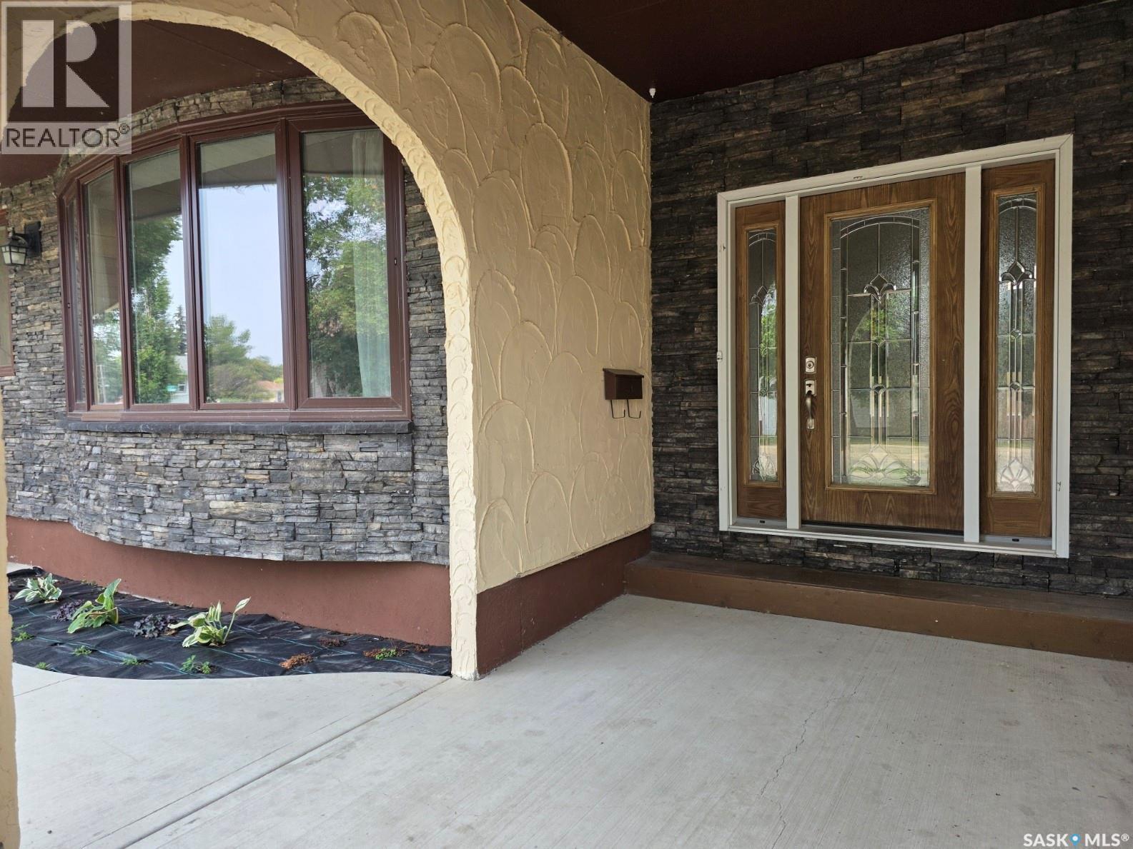 304 4Th Avenue Se, Swift Current, SK - Outdoor