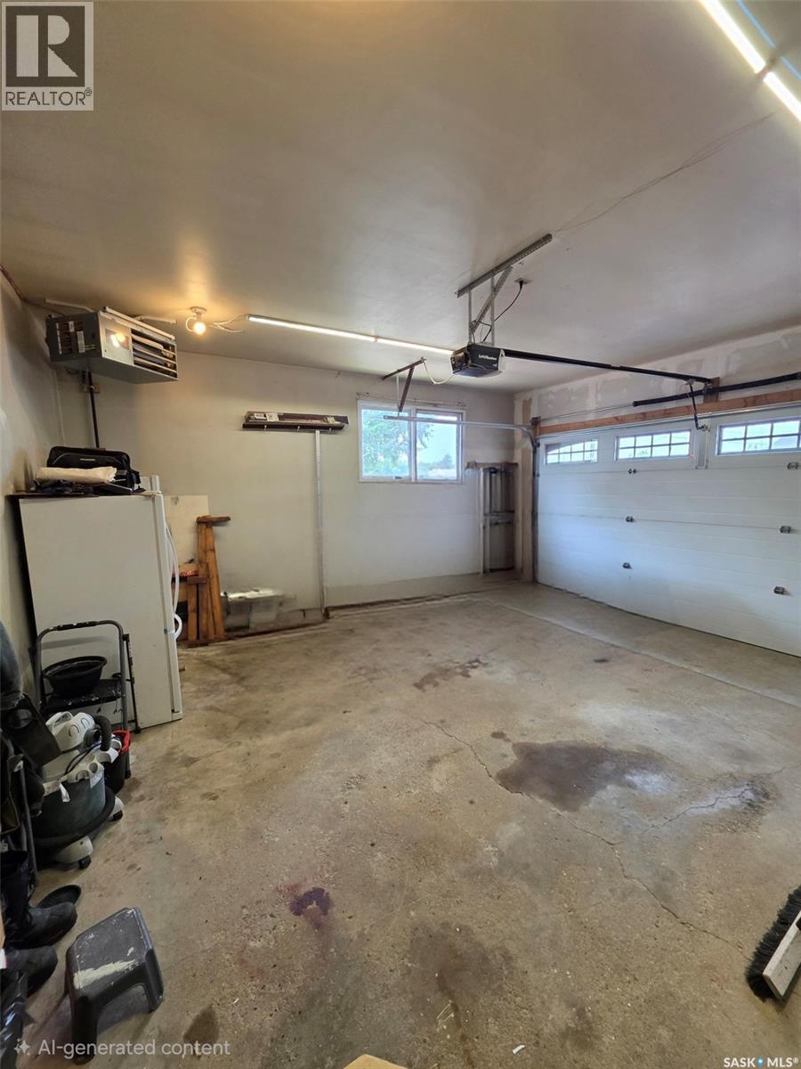 304 4Th Avenue Se, Swift Current, SK - Indoor Photo Showing Garage