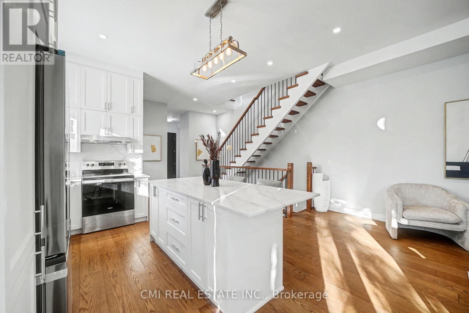 75 Kenilworth Avenue, Toronto, ON - Indoor Photo Showing Kitchen With Upgraded Kitchen