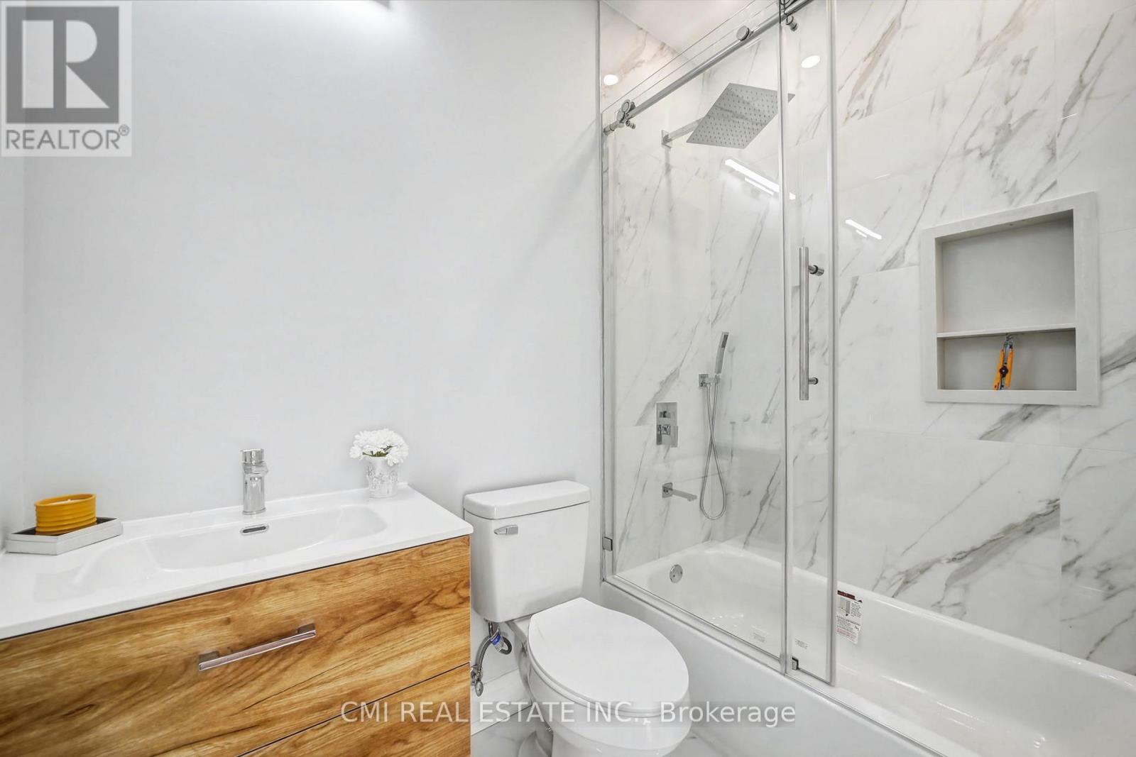 75 Kenilworth Avenue, Toronto, ON - Indoor Photo Showing Bathroom
