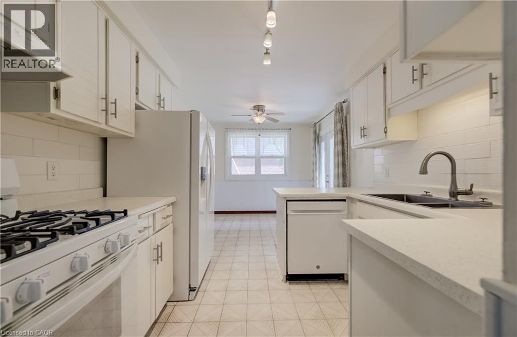 Functional layout, gas range. - 197 Southwood Drive, Kitchener, ON - Indoor Photo Showing Kitchen With Double Sink
