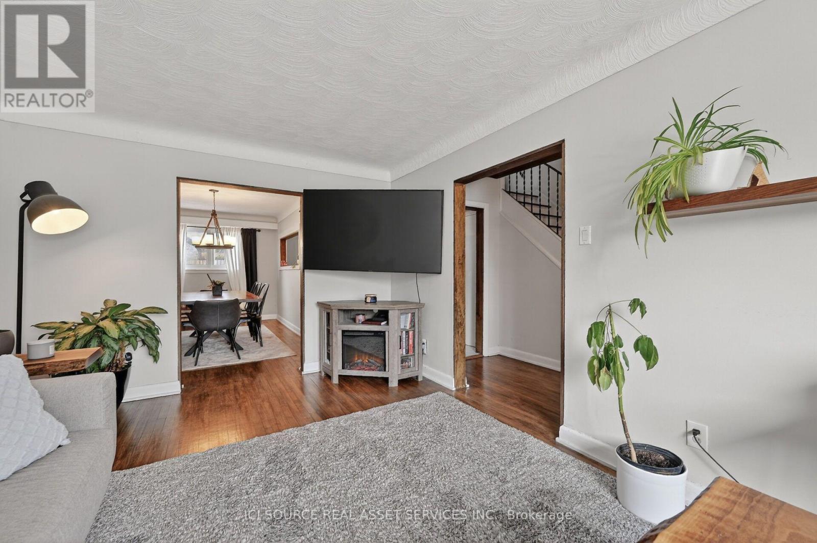 1126 Woodroffe Avenue, Ottawa, ON - Indoor Photo Showing Living Room