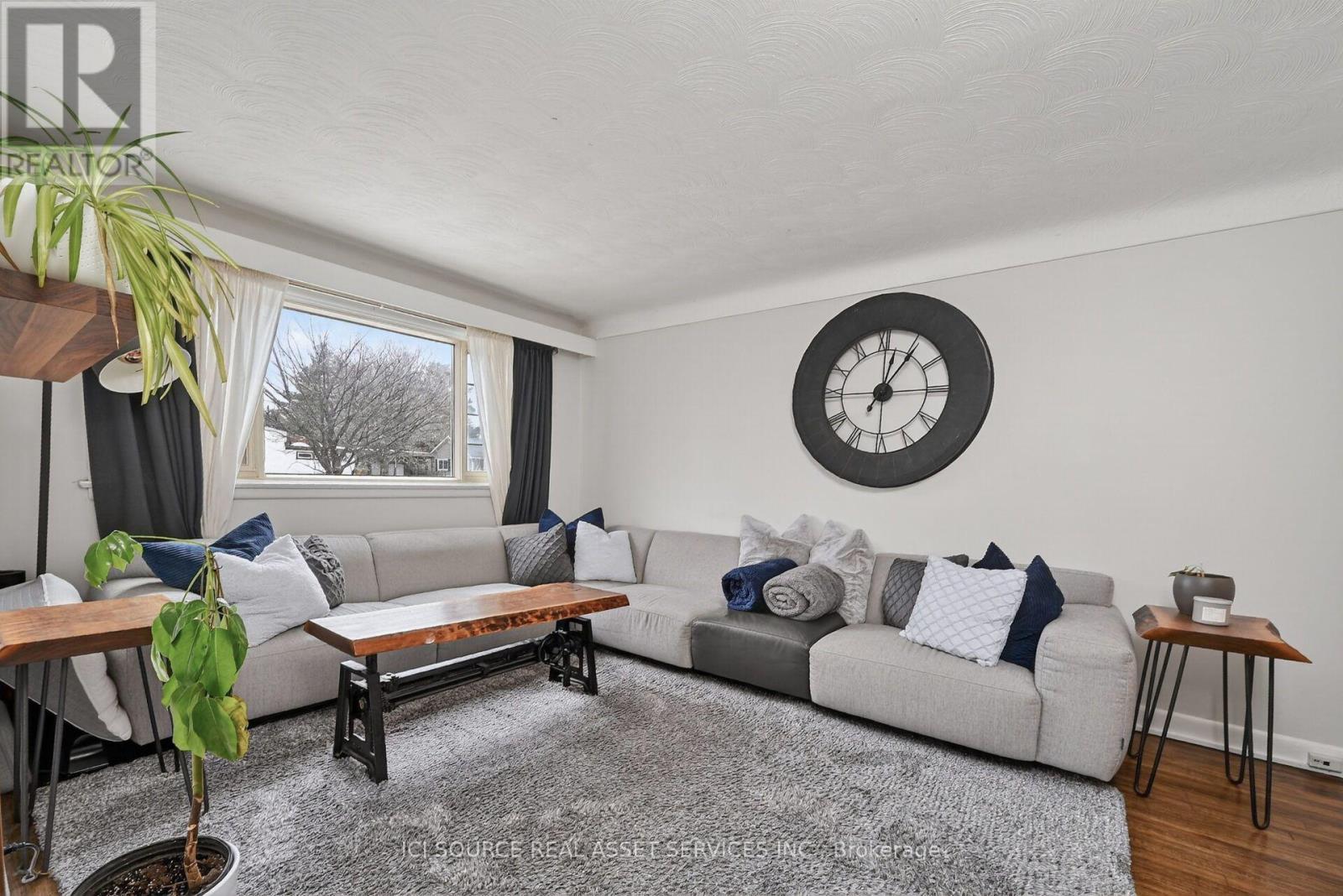 1126 Woodroffe Avenue, Ottawa, ON - Indoor Photo Showing Living Room