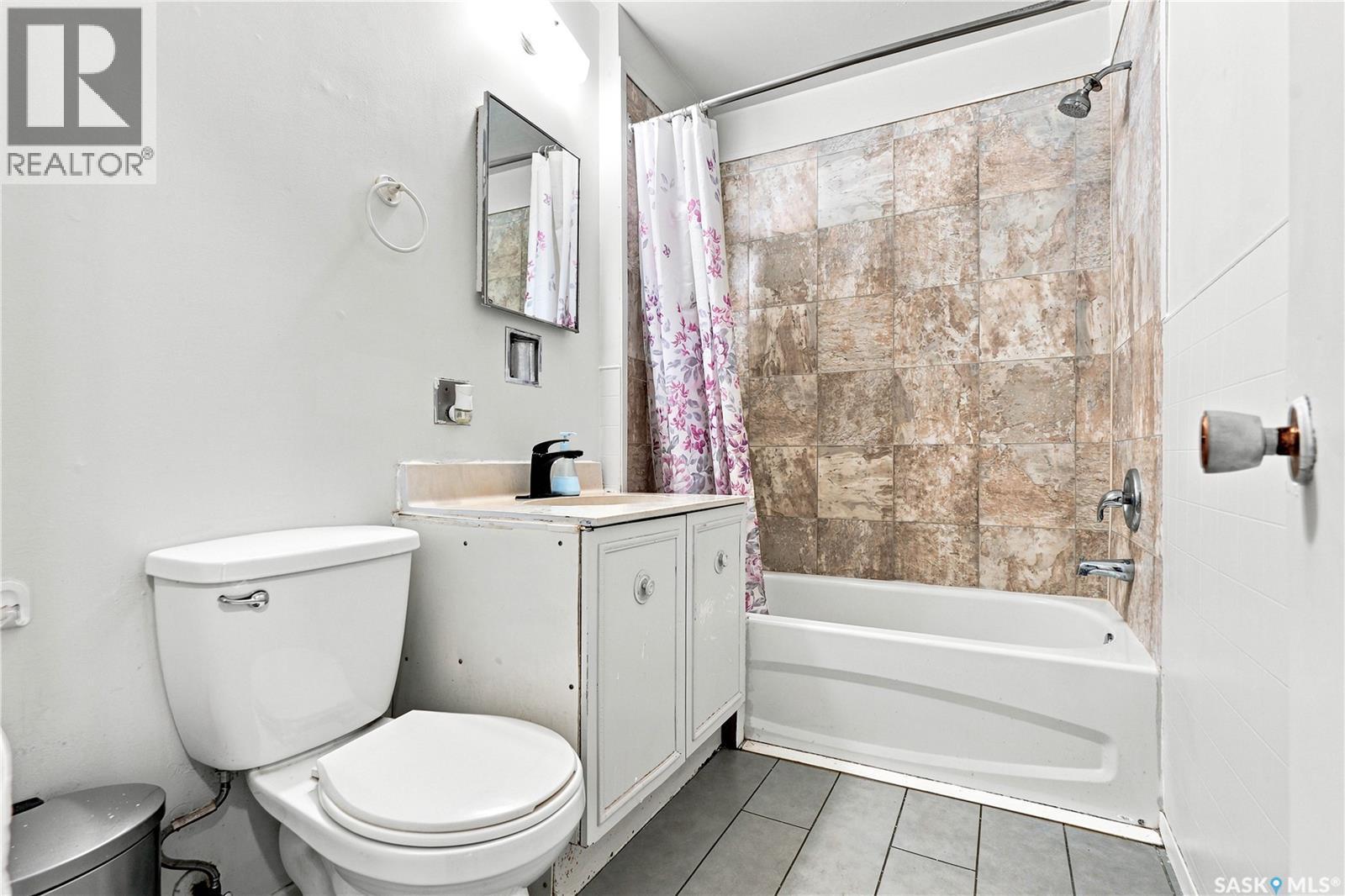 2814-2816 7Th Street E, Saskatoon, SK - Indoor Photo Showing Bathroom