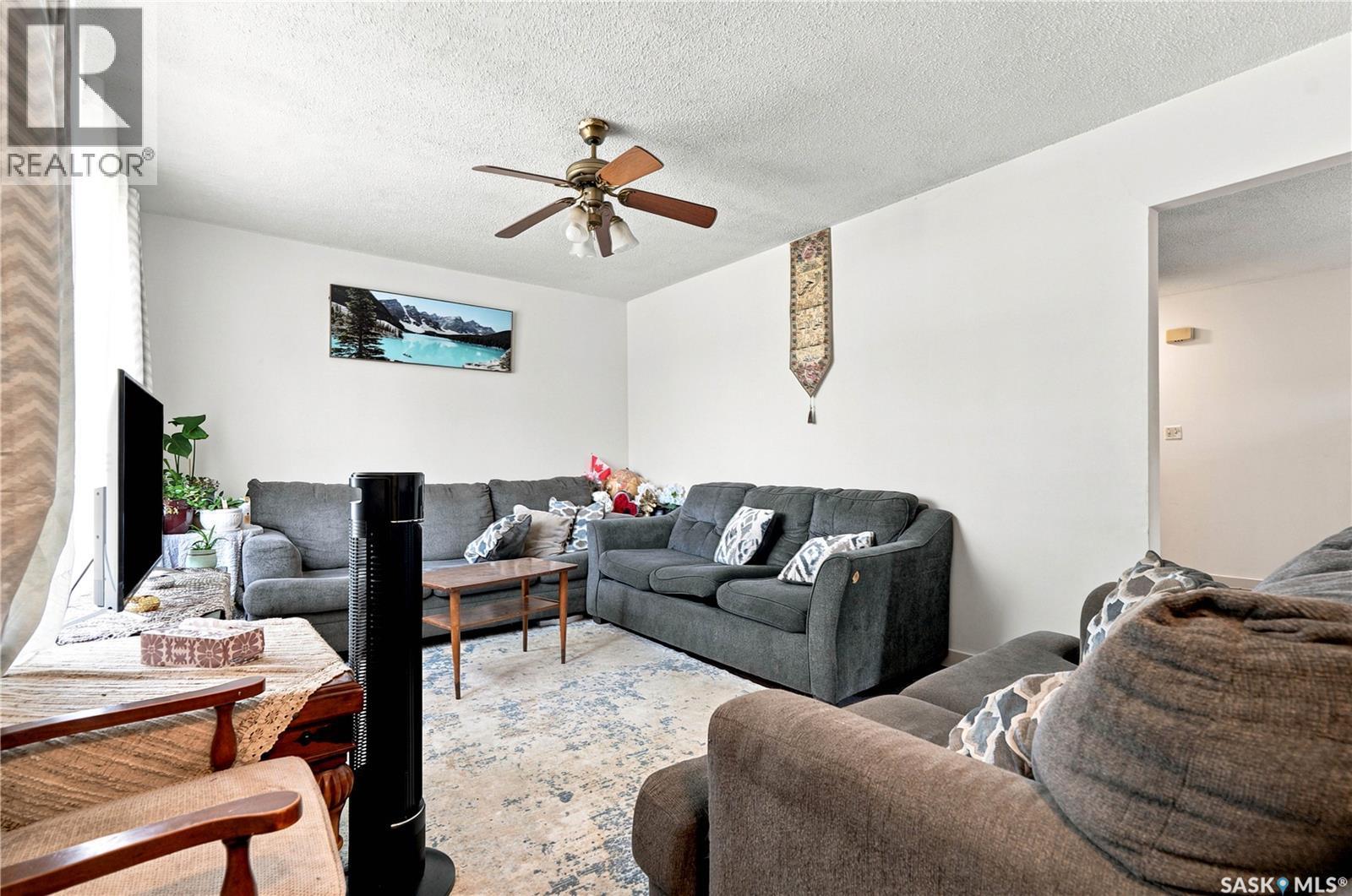 2814-2816 7Th Street E, Saskatoon, SK - Indoor Photo Showing Living Room