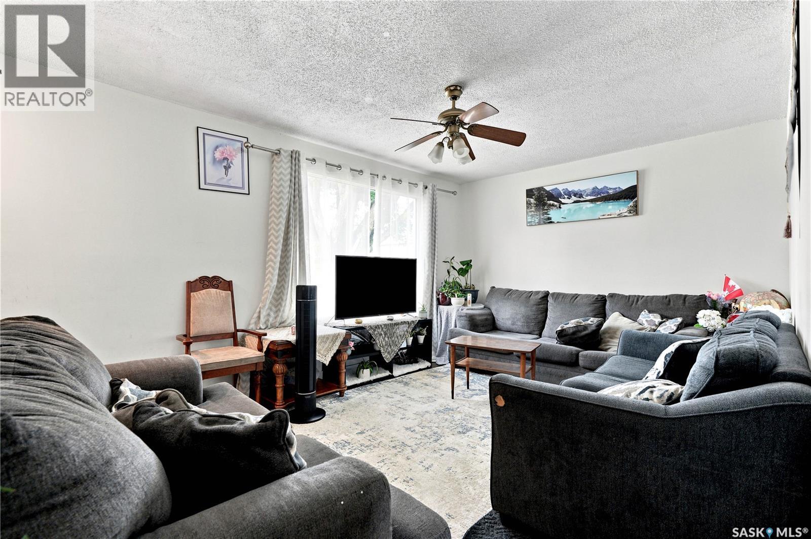 2814-2816 7Th Street E, Saskatoon, SK - Indoor Photo Showing Living Room