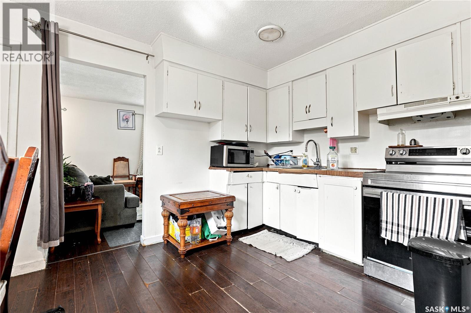 2814-2816 7Th Street E, Saskatoon, SK - Indoor Photo Showing Kitchen With Double Sink