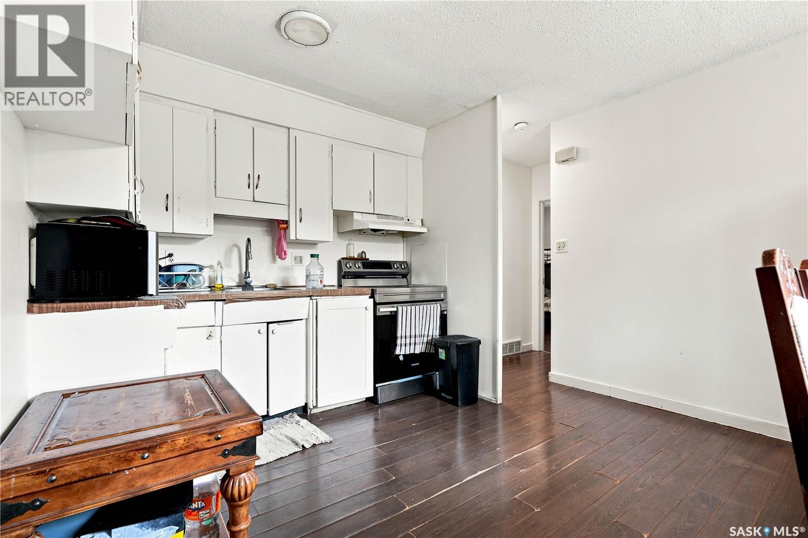 2814-2816 7Th Street E, Saskatoon, SK - Indoor Photo Showing Kitchen With Double Sink