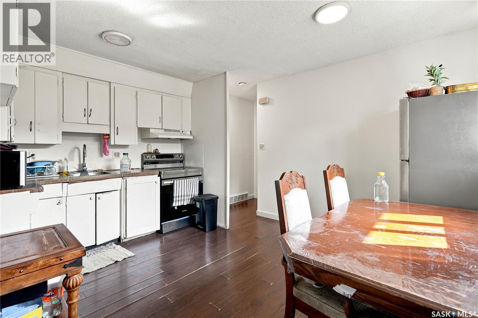 2814-2816 7Th Street E, Saskatoon, SK - Indoor Photo Showing Kitchen