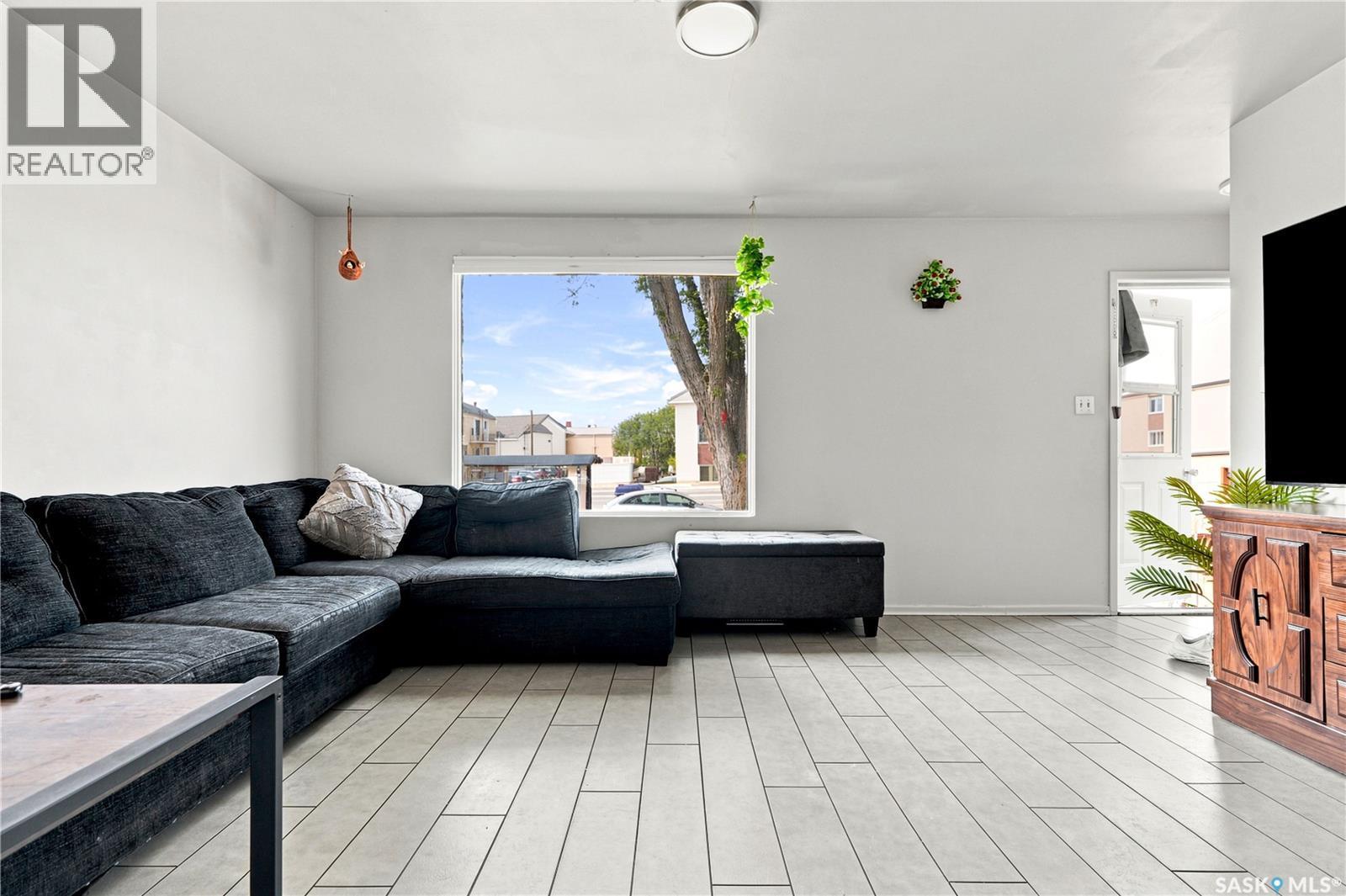 2814-2816 7Th Street E, Saskatoon, SK - Indoor Photo Showing Living Room