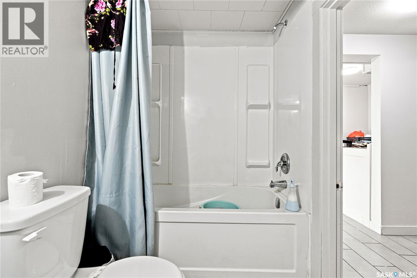 2814-2816 7Th Street E, Saskatoon, SK - Indoor Photo Showing Bathroom