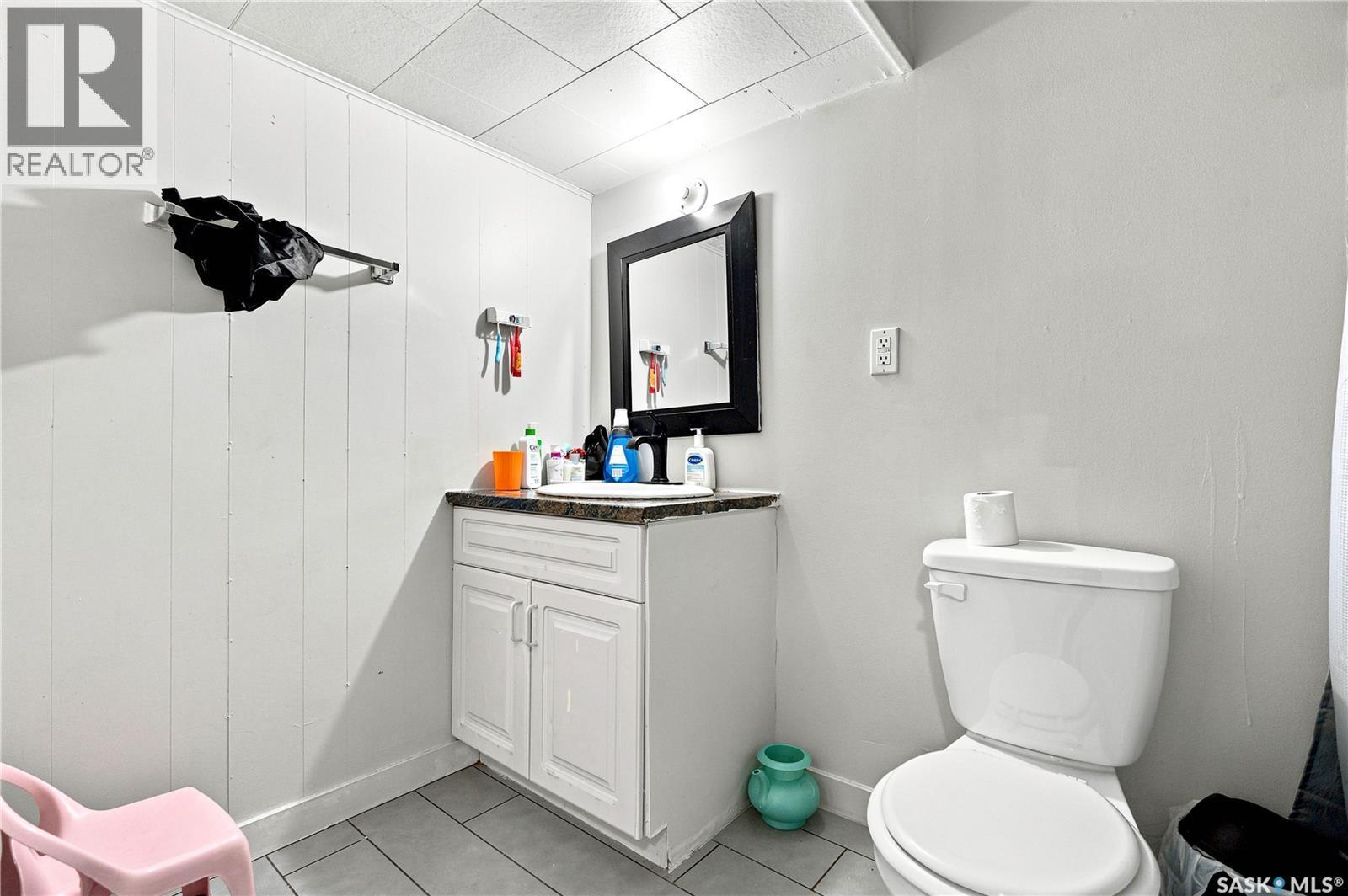 2814-2816 7Th Street E, Saskatoon, SK - Indoor Photo Showing Bathroom