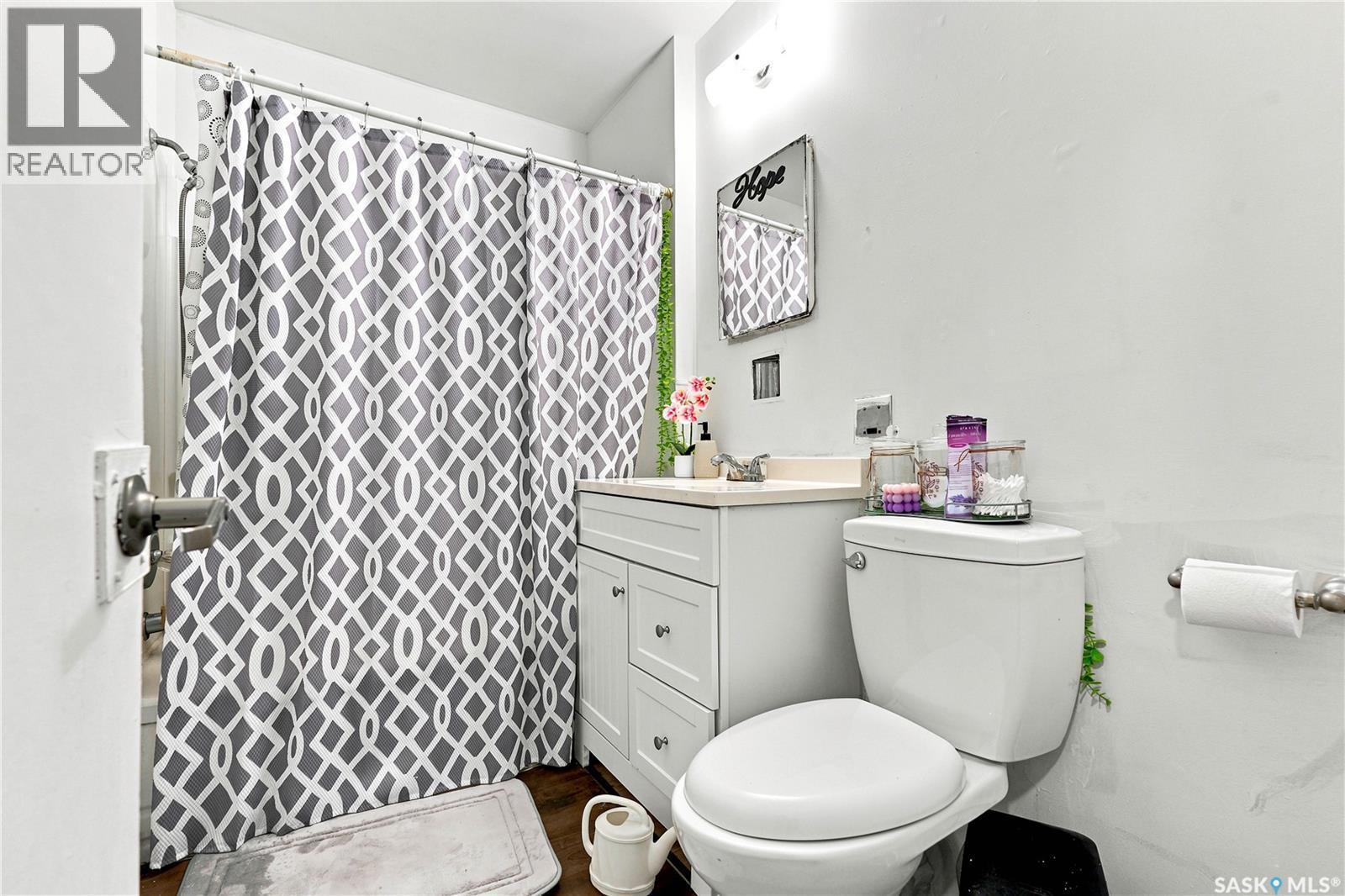 2814-2816 7Th Street E, Saskatoon, SK - Indoor Photo Showing Bathroom
