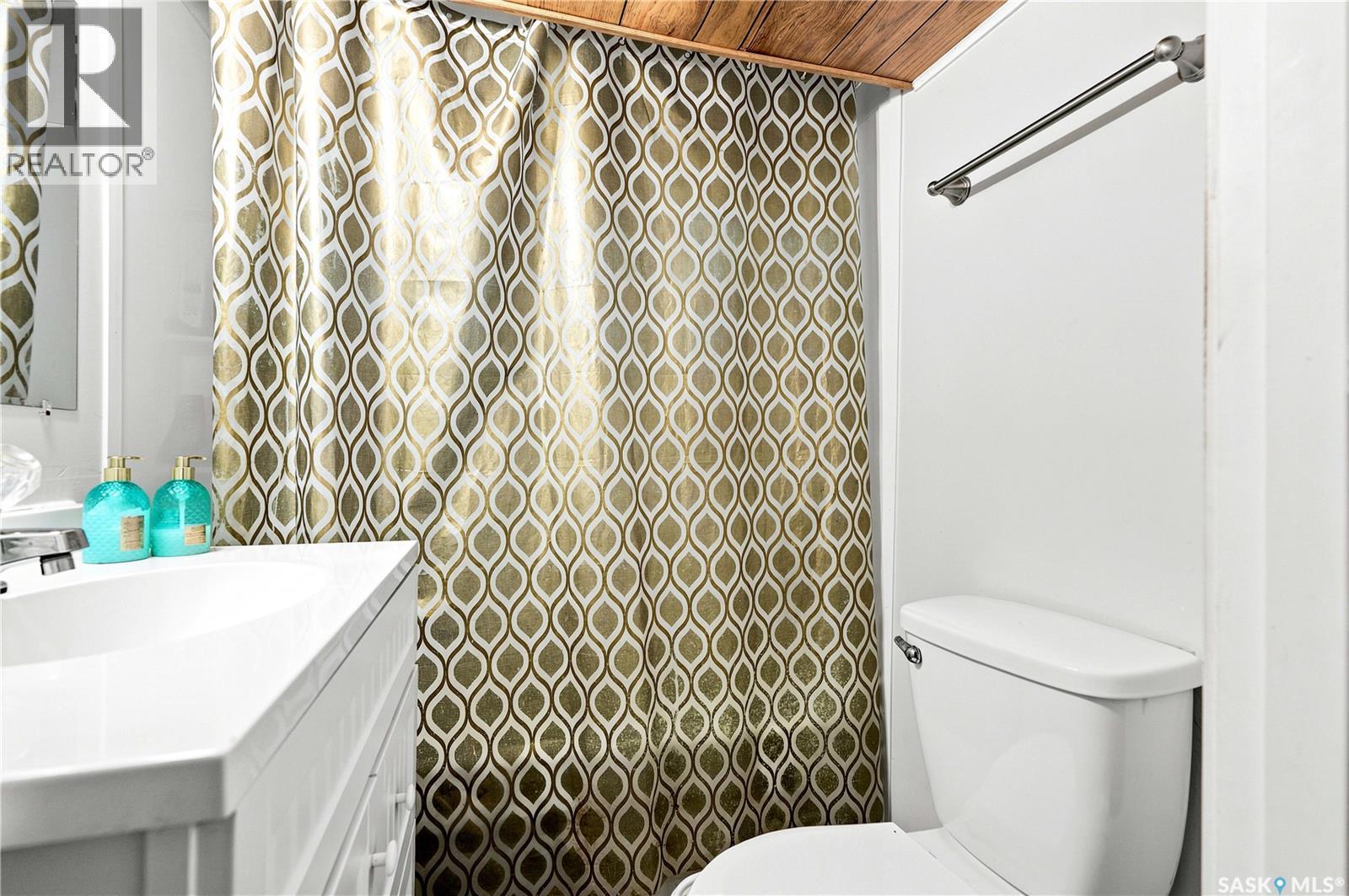 2814-2816 7Th Street E, Saskatoon, SK - Indoor Photo Showing Bathroom