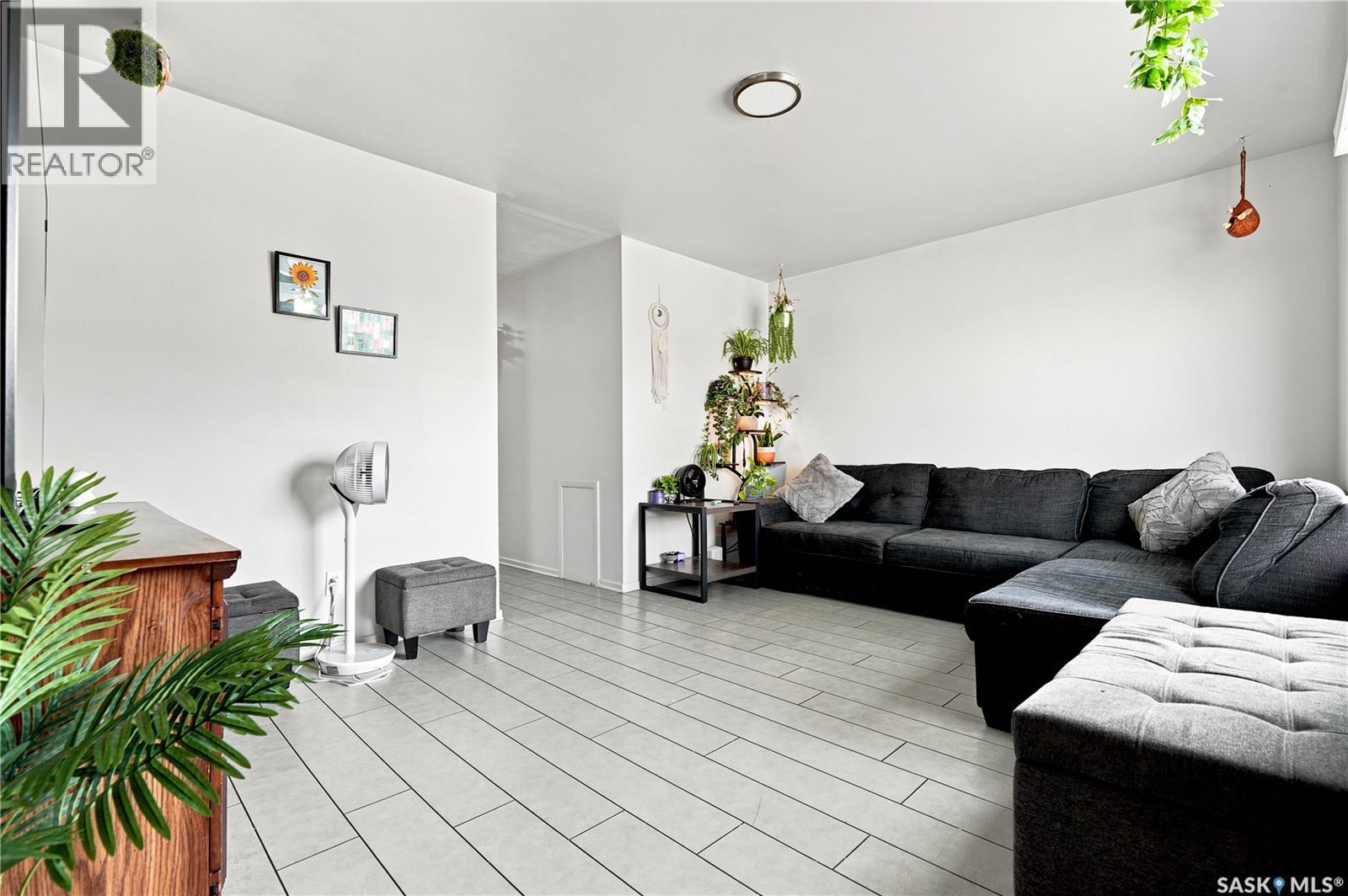 2814-2816 7Th Street E, Saskatoon, SK - Indoor Photo Showing Living Room