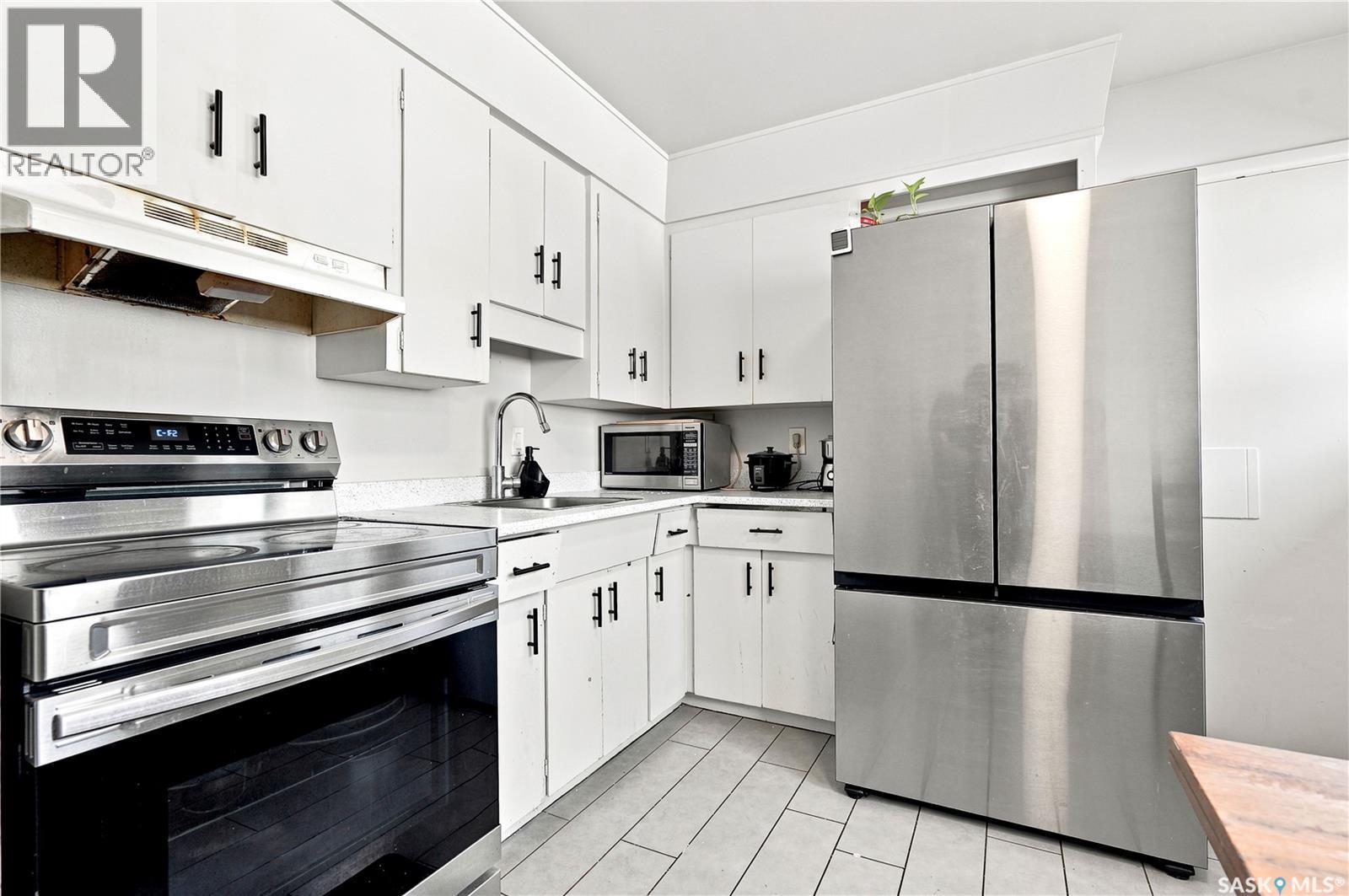 2814-2816 7Th Street E, Saskatoon, SK - Indoor Photo Showing Kitchen
