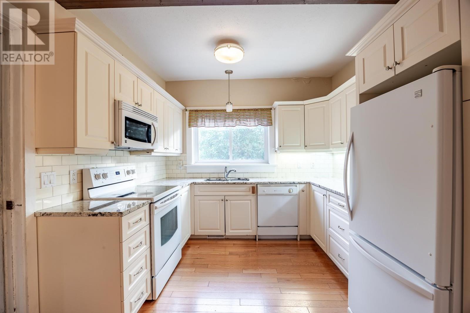 1805 Shore Rd, Richard'S Landing, ON - Indoor Photo Showing Kitchen