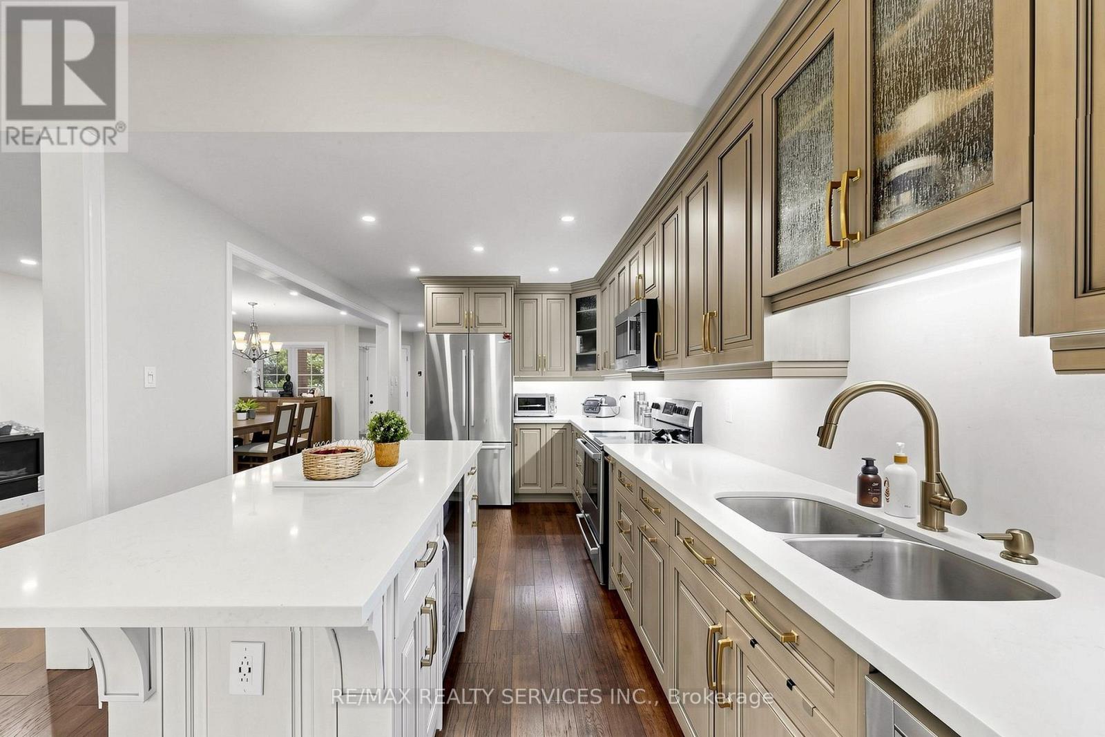 32 Hillpath Crescent, Brampton, ON - Indoor Photo Showing Kitchen With Double Sink With Upgraded Kitchen