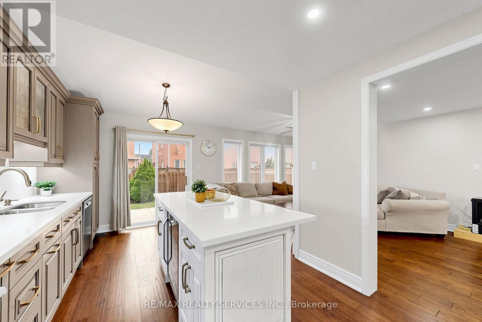 32 Hillpath Crescent, Brampton, ON - Indoor Photo Showing Kitchen With Upgraded Kitchen