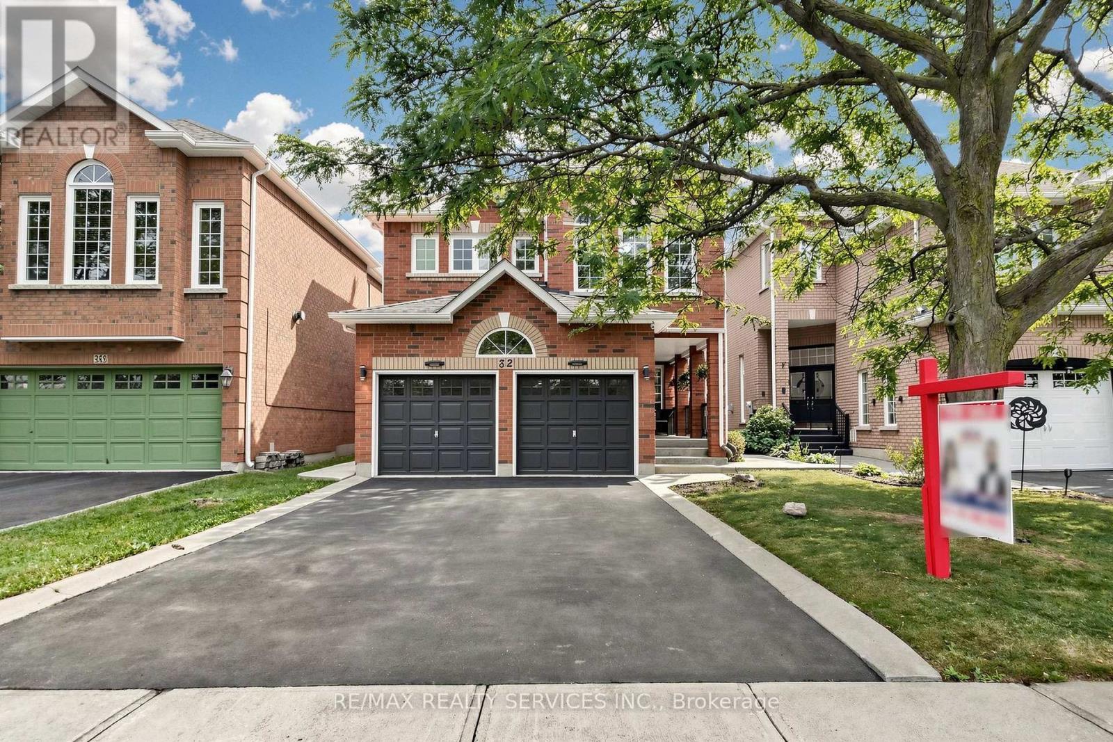 32 Hillpath Crescent, Brampton, ON - Outdoor With Facade