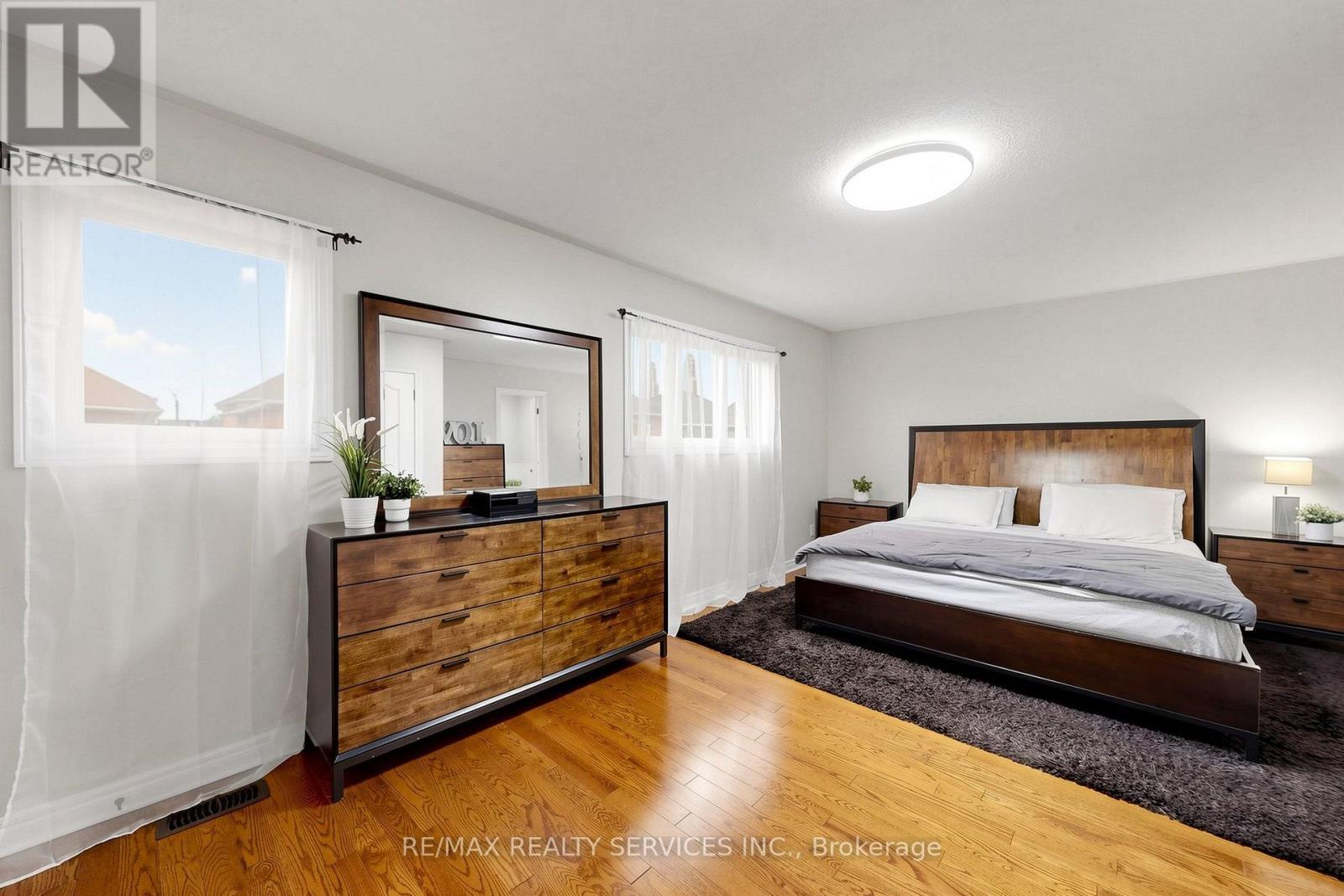 32 Hillpath Crescent, Brampton, ON - Indoor Photo Showing Bedroom