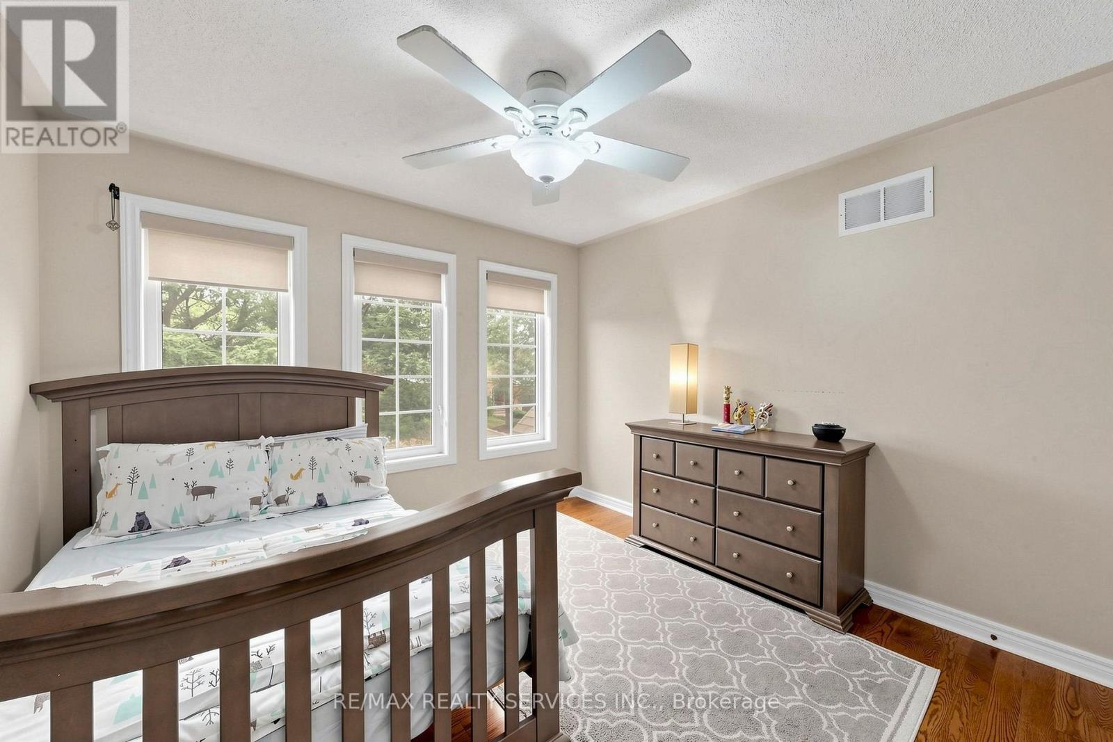 32 Hillpath Crescent, Brampton, ON - Indoor Photo Showing Bedroom