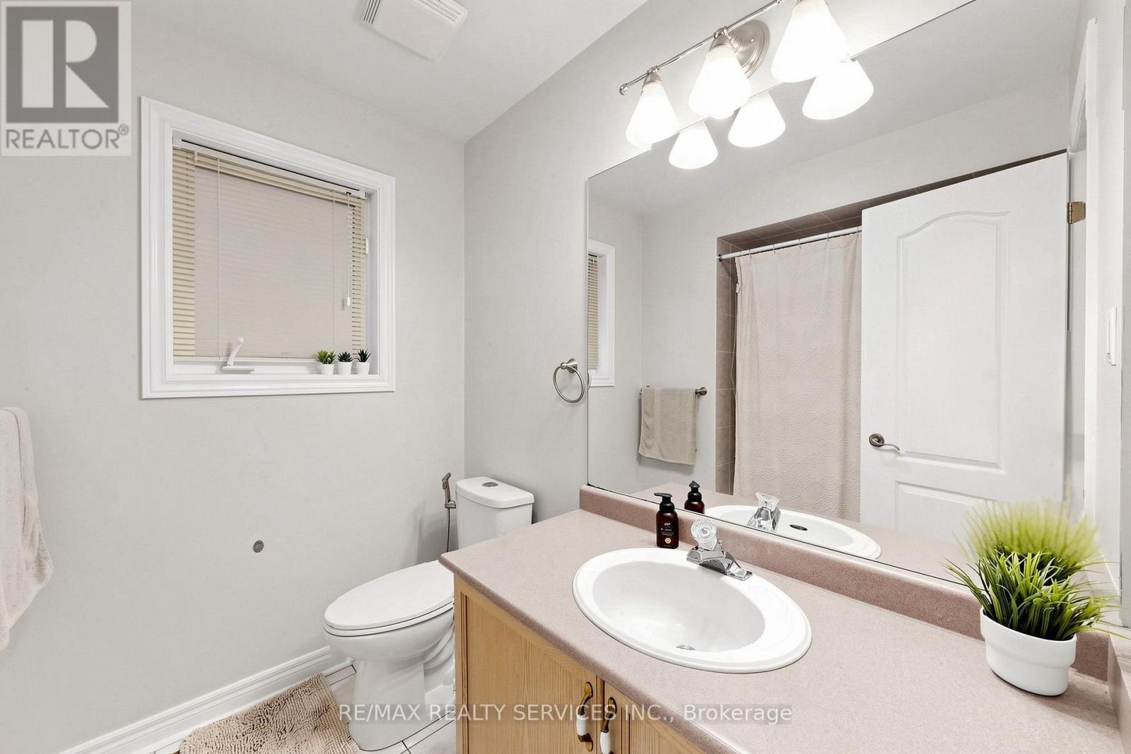 32 Hillpath Crescent, Brampton, ON - Indoor Photo Showing Bathroom