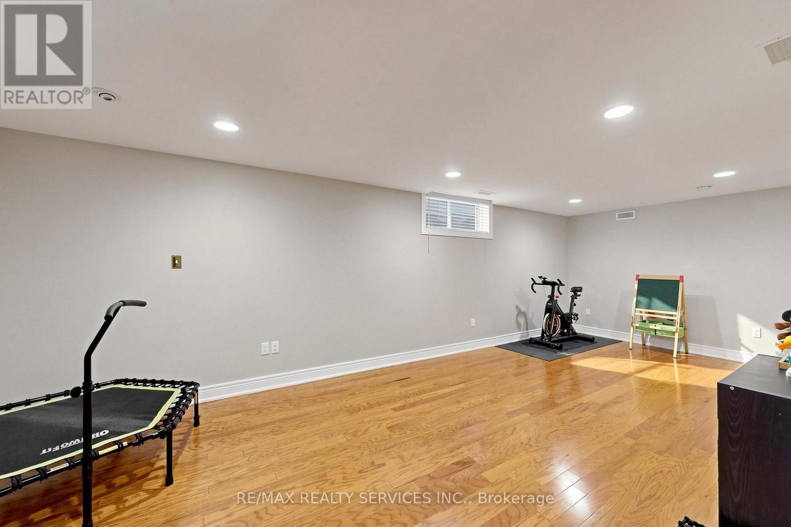 32 Hillpath Crescent, Brampton, ON - Indoor