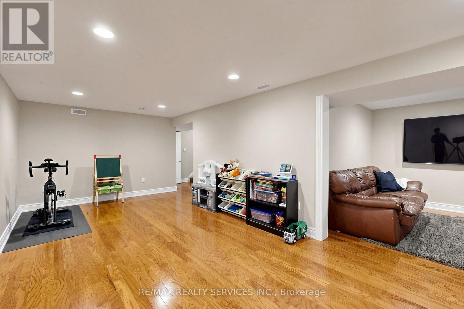 32 Hillpath Crescent, Brampton, ON - Indoor