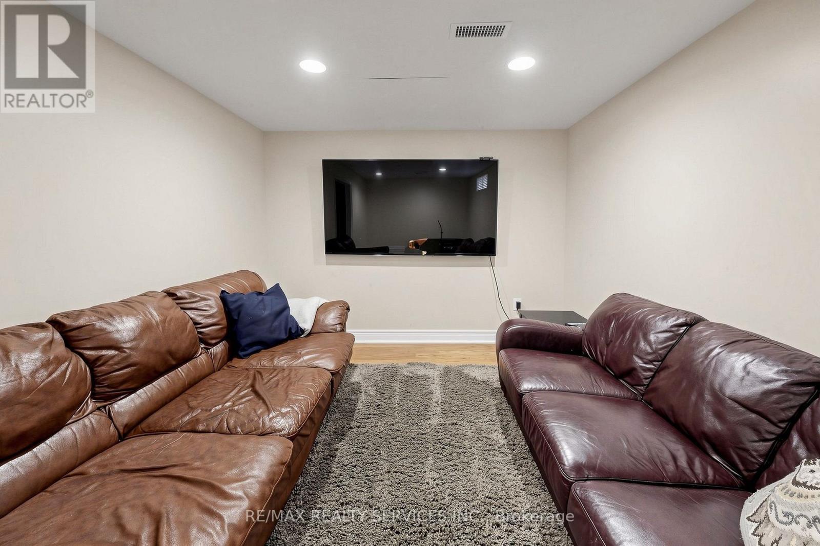 32 Hillpath Crescent, Brampton, ON - Indoor Photo Showing Living Room
