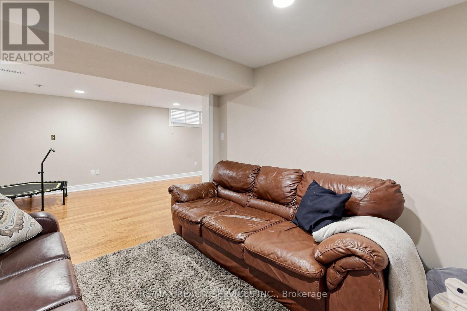 32 Hillpath Crescent, Brampton, ON - Indoor