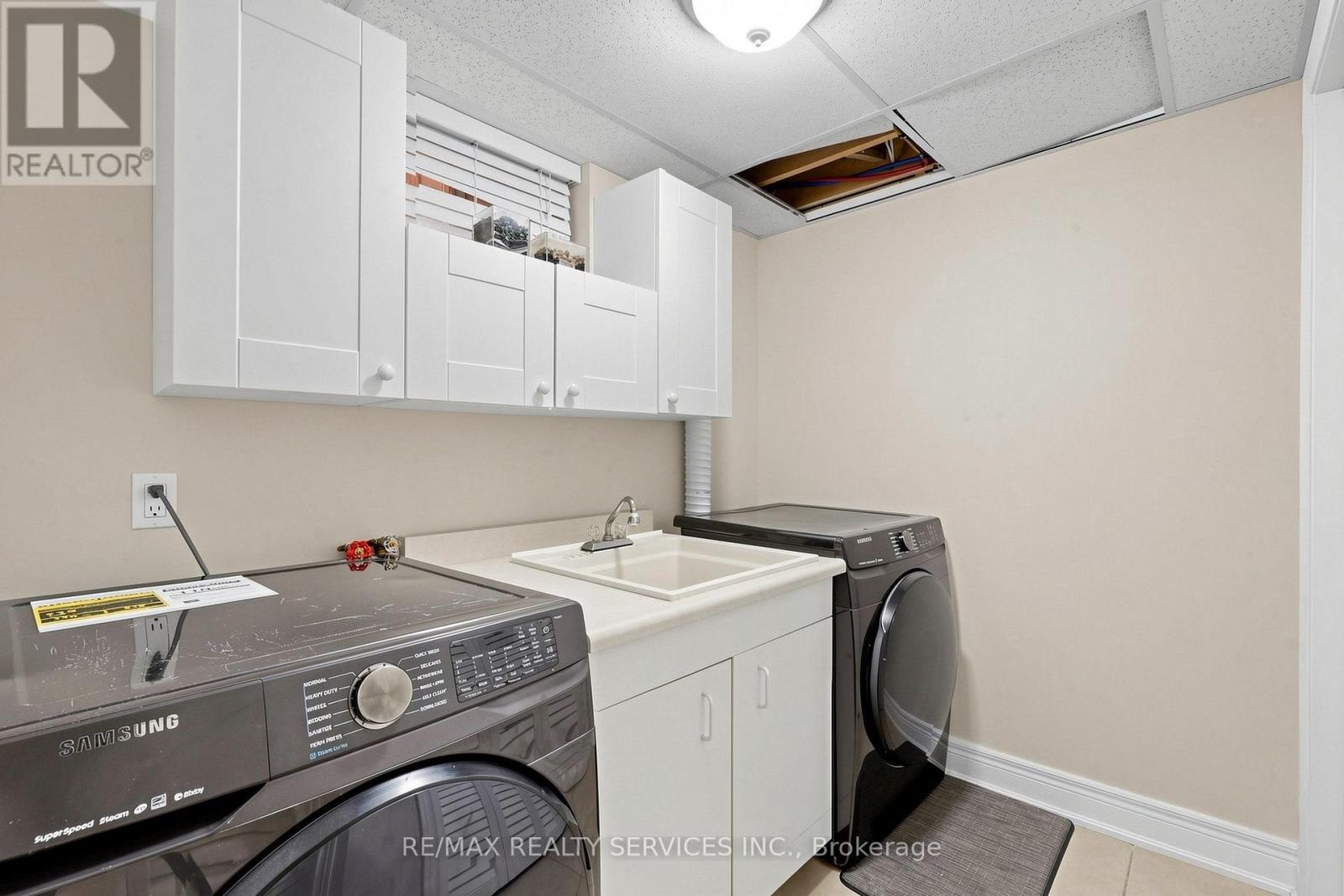 32 Hillpath Crescent, Brampton, ON - Indoor Photo Showing Laundry Room
