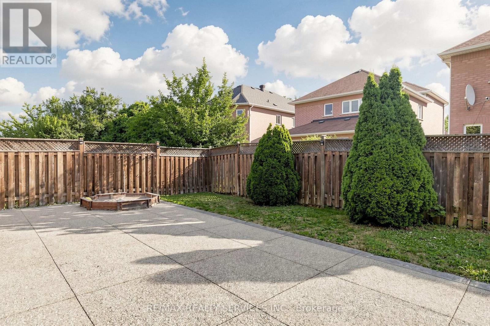 32 Hillpath Crescent, Brampton, ON - Outdoor