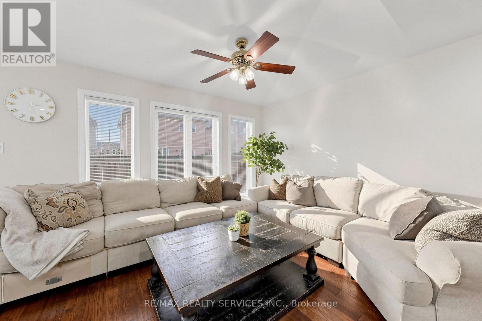 32 Hillpath Crescent, Brampton, ON - Indoor Photo Showing Living Room