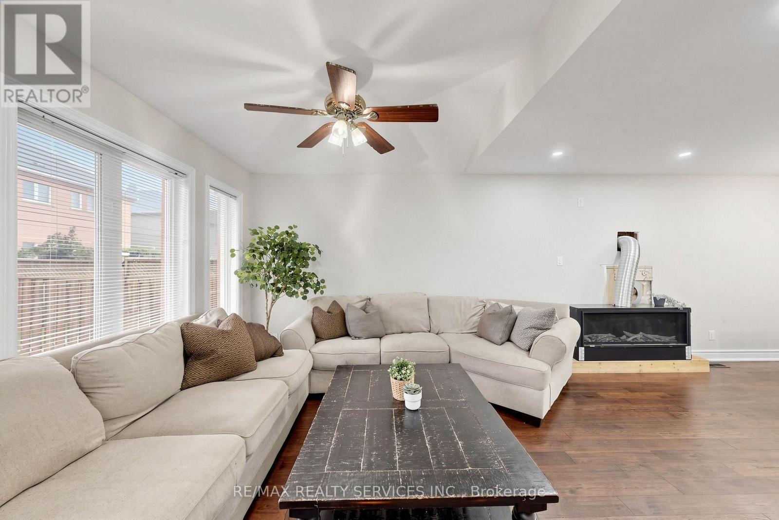 32 Hillpath Crescent, Brampton, ON - Indoor Photo Showing Living Room