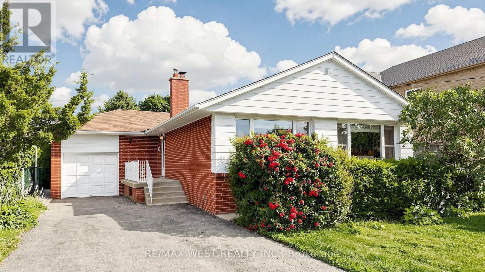 32 Allonsius Drive, Toronto, ON - Outdoor