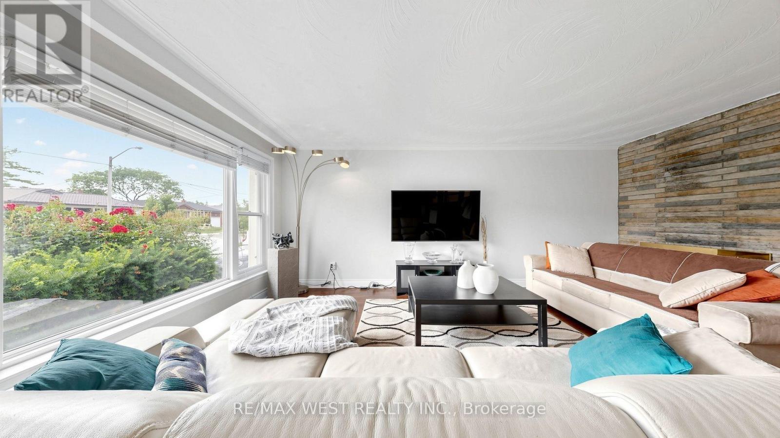 32 Allonsius Drive, Toronto, ON - Indoor Photo Showing Living Room