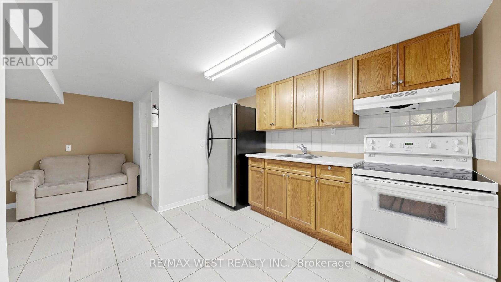 32 Allonsius Drive, Toronto, ON - Indoor Photo Showing Kitchen