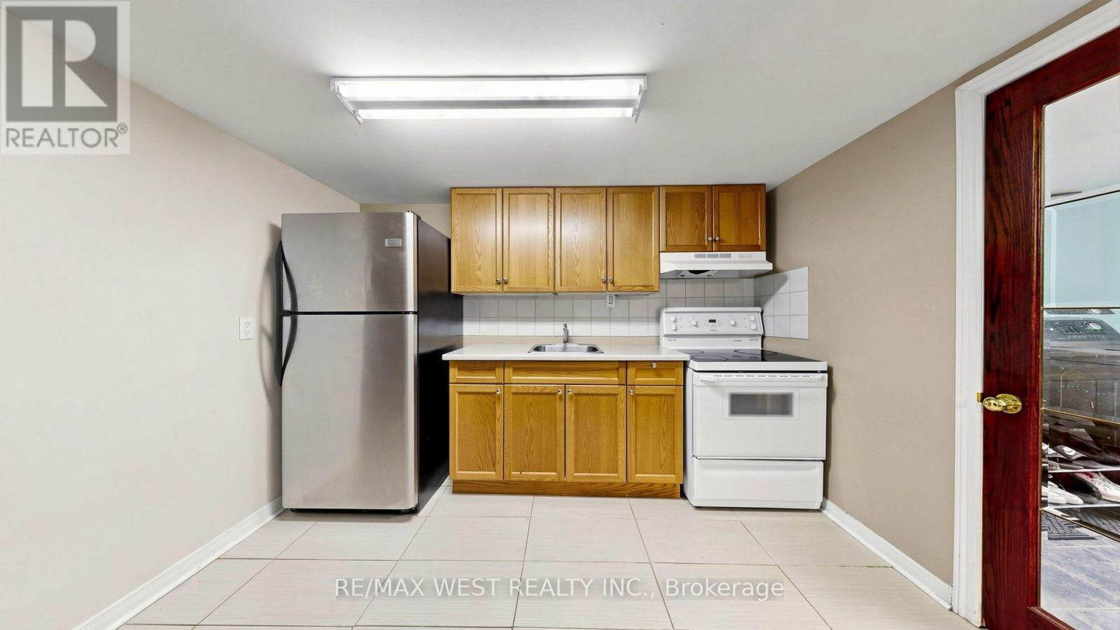 32 Allonsius Drive, Toronto, ON - Indoor Photo Showing Kitchen