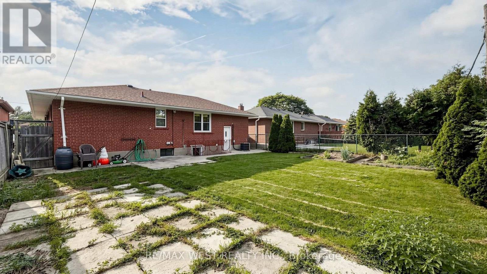 32 Allonsius Drive, Toronto, ON - Outdoor