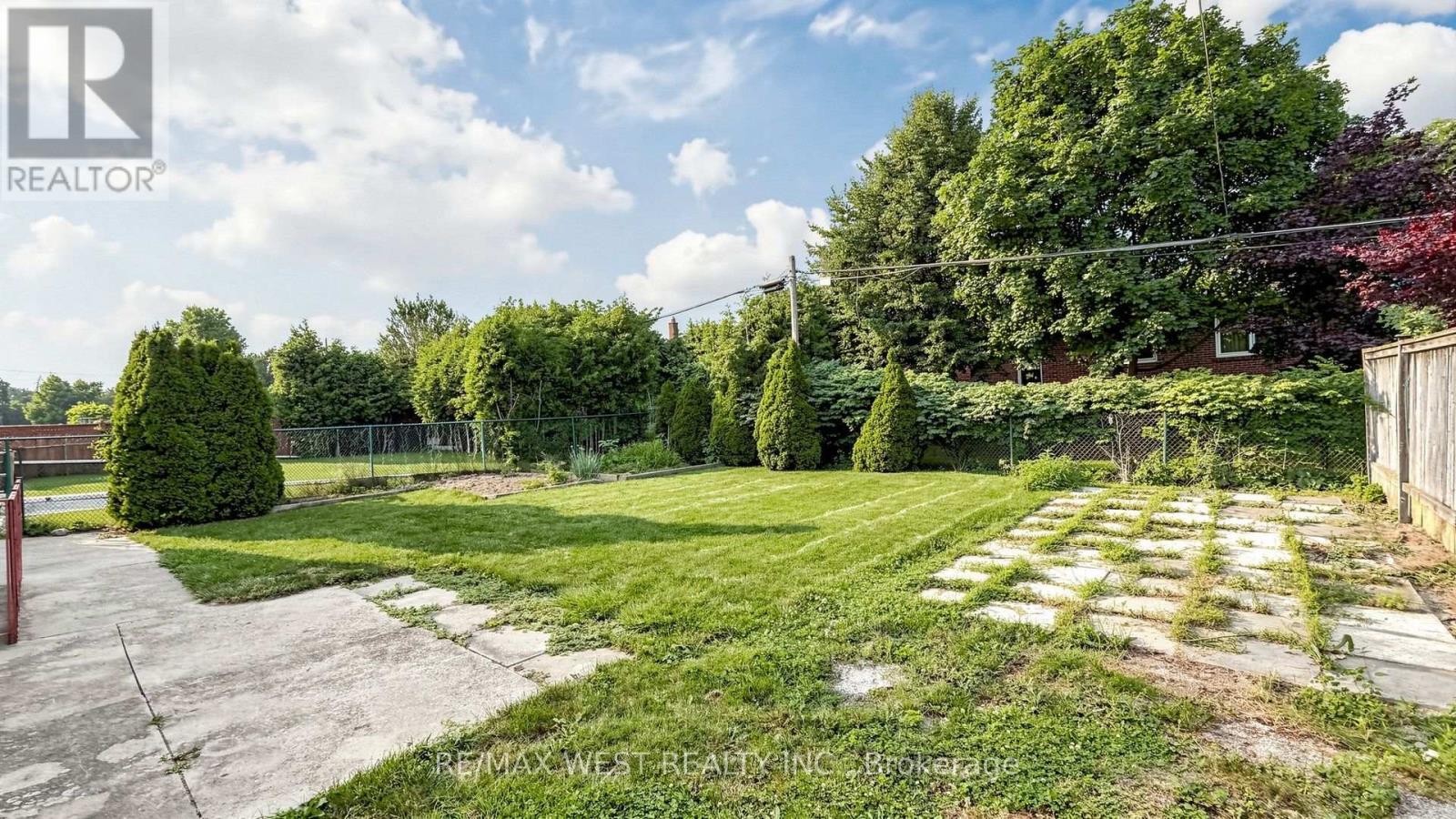 32 Allonsius Drive, Toronto, ON - Outdoor