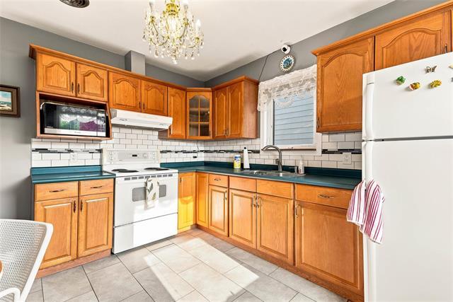 123 Traverse Ave, Winnipeg, MB - Indoor Photo Showing Kitchen