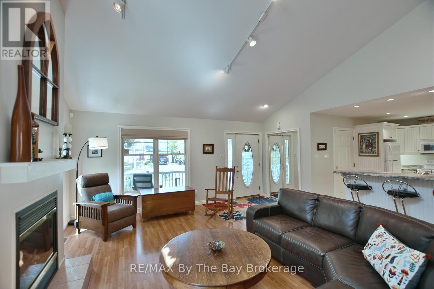 1327 River Road E, Wasaga Beach, ON - Indoor Photo Showing Living Room With Fireplace