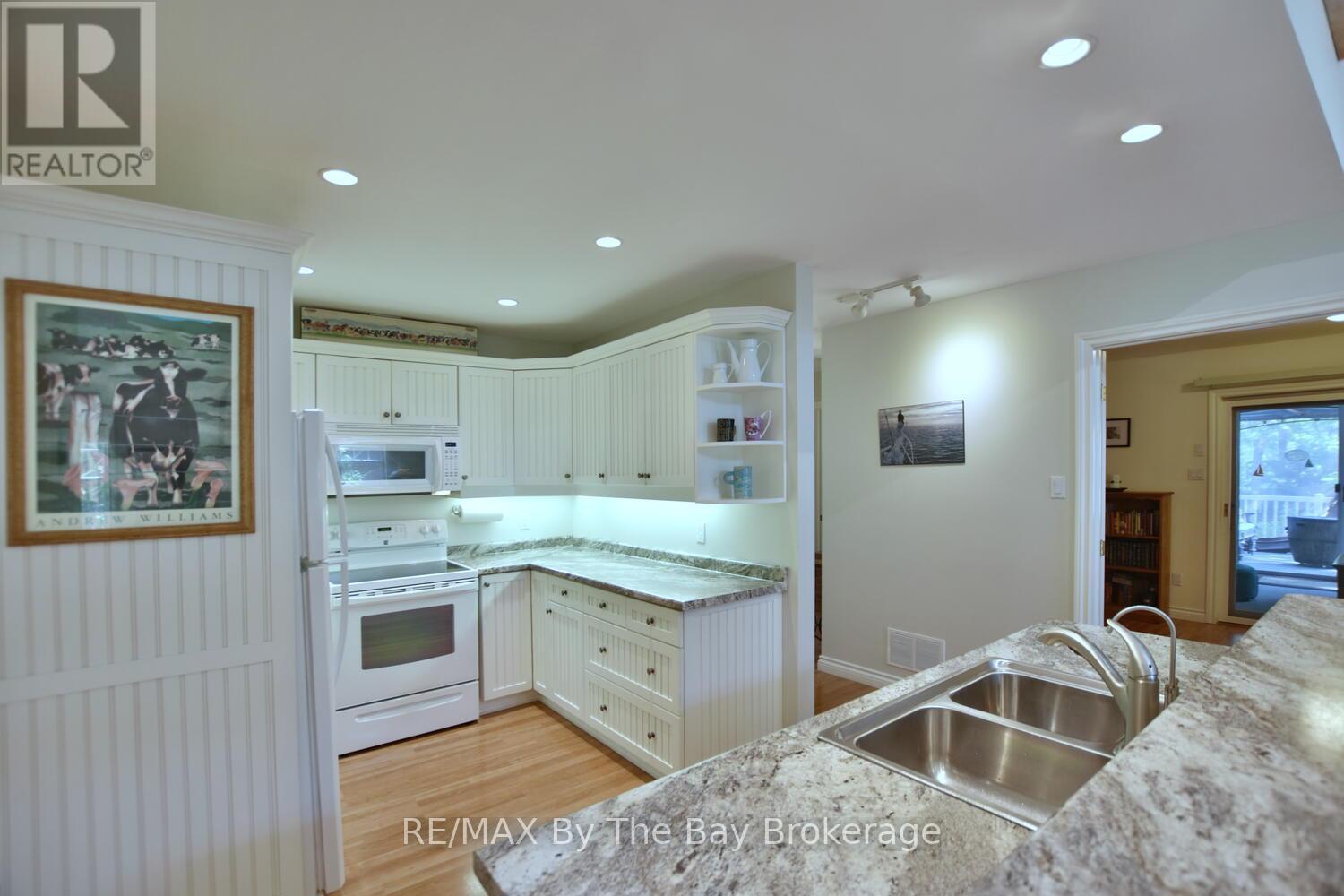 1327 River Road E, Wasaga Beach, ON - Indoor Photo Showing Kitchen With Double Sink