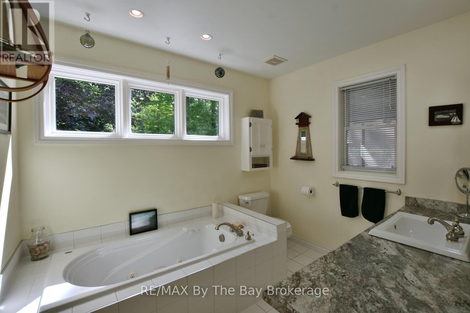 Primary Ensuite - 1327 River Road E, Wasaga Beach, ON - Indoor Photo Showing Bathroom